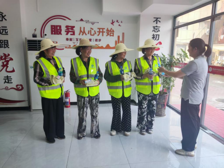 炎炎夏日送清涼 絲絲關(guān)愛(ài)暖人心